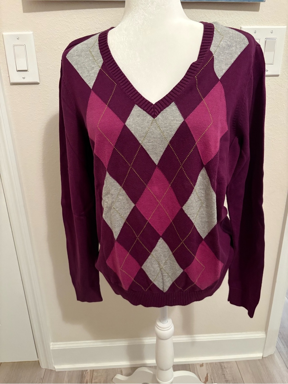 Vintage- IZOD Women's V-Neck Argyle Sweater - Purple/Pink